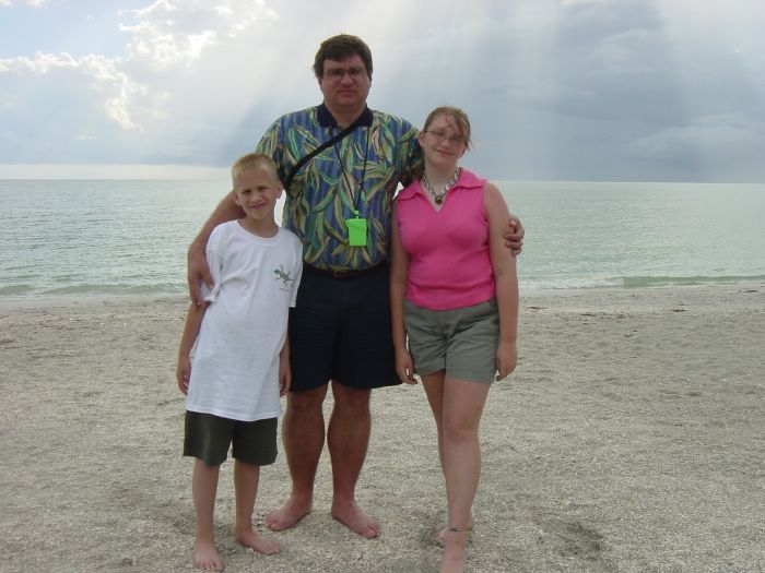 Daddie, Mike and Liz on beach