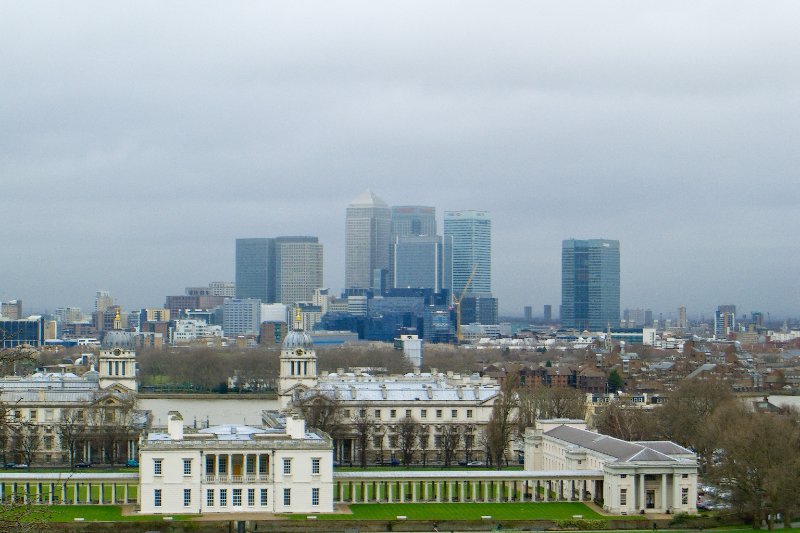 London040106-1950.jpg - One Canada Square (Canary Wharf Tower) (pyramid topped skyscraper), National Maritime Museum (foreground) looking North from Greenwich Observatory
