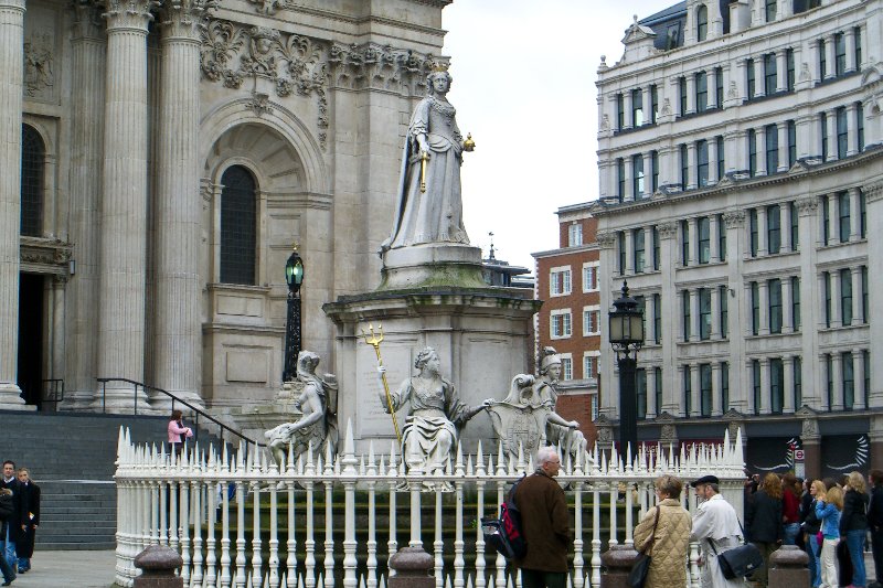 London040106-1800.jpg - St Paul's West Front, Queen Anne Statue