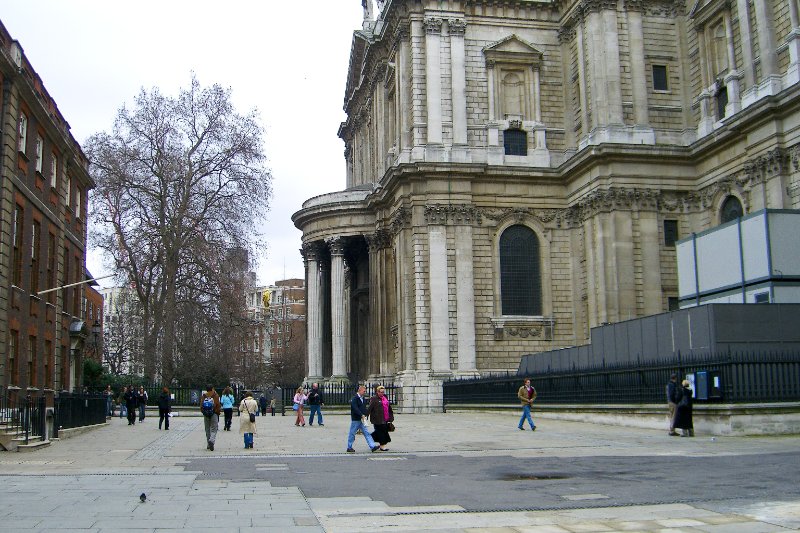 London040106-1810.jpg - St Paul's Churchyard (North side)
