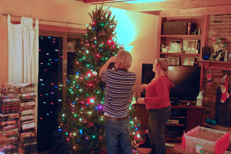 DSC_1897_edited-1.jpg - Decorating the Christmas Tree
