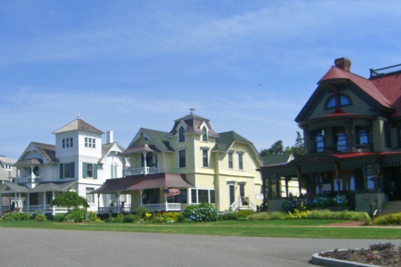 CIMG1711.jpg - Bikeride in Oak Bluffs, on Ocean Ave in Ocean Park. Corbin-Norton House (right)