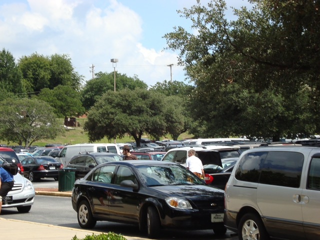 MikeUSCMoveInDay081509-10.jpg - Crowed parking lot in front of Mike's residence hall, on move in day.