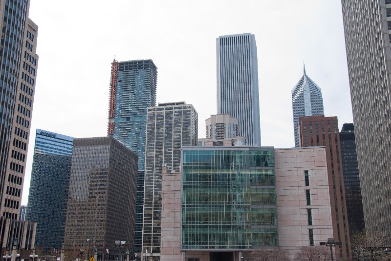 Chicago042809-5738.jpg - University of Chicago (center foreground), AON Building (center background)
