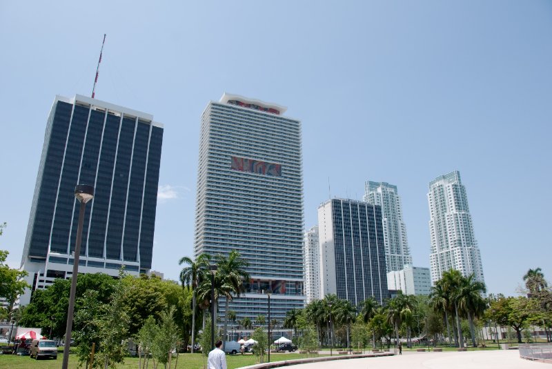 Miami041509-5023.jpg - One Biscayne Tower (left), 50 Biscayne Building, New World Tower - Bank Atlantic, Everglades on the Bay