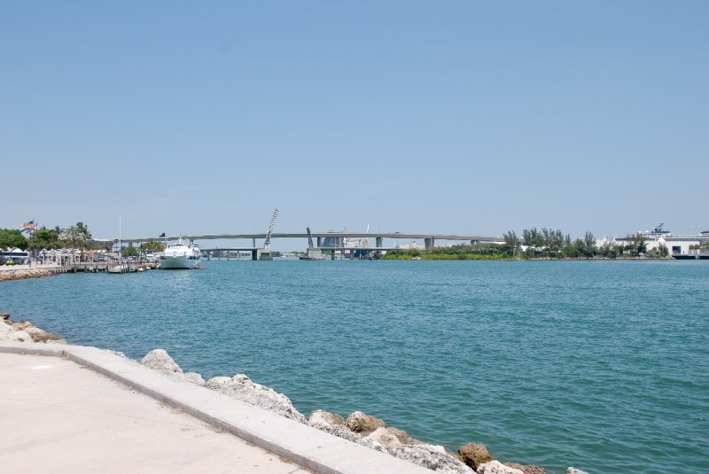 Miami041509-5026.jpg - Biscayne Bay, Port Blvd Bridge