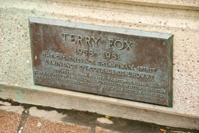 DSC_0243.jpg - Terry Fox 1958-1981.  The Greatness of the Human Spirit.  Sculpture:  John Hooper. Hampton N.B. 1983. Commissioed by the Regional Municipality of Ottawa-Carleton