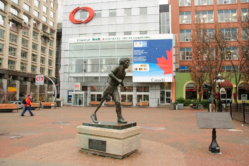 DSC_0244.jpg - Terry Fox in front of the 2010 Olympic Countdown clock