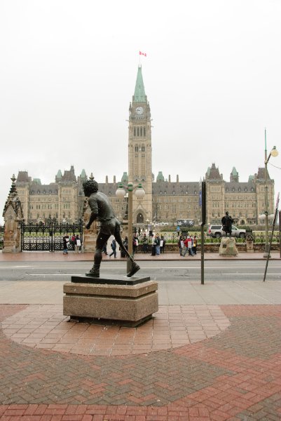 DSC_0245.jpg - Terry Fox.  Parliament Hill in the background