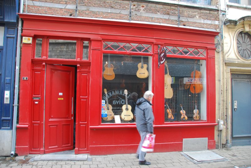 Antwerp021610-1477.jpg - Gröger & Rammeloo plucked string instruments store on Korte Nieuwstraat