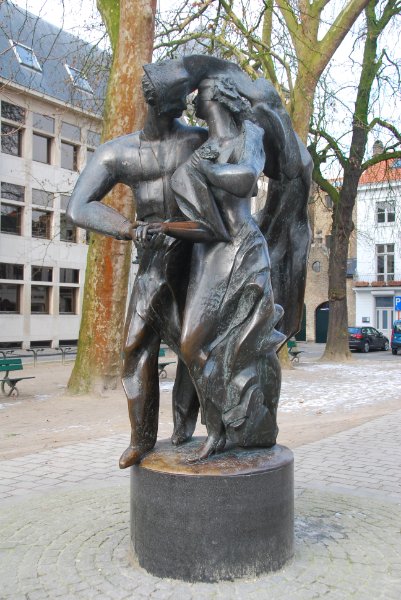 Bruge021710-1623.jpg - Statue of Lovers in the plaza on the way to the Burg