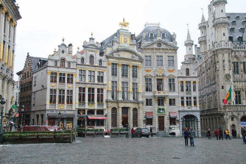 Brussels021310-0906.jpg - Grand Place:  L'Étoile, Le Cygne, L'Arbre d'Or, La Rose, Le Mont Thabor (right to left). Hôtel de Ville (right edge)