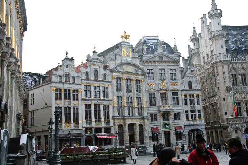 Brussels021510-1297.jpg - L'Étoile, Le Cygne, L'Arbre d'Or, La Rose, Le Mont Thabor (right to left), South West corner of Grand Place. Hôtel de Ville (right edge)
