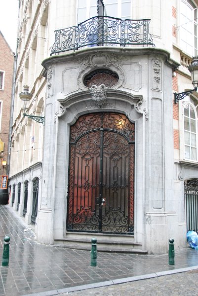 Brussels021310-0942.jpg - Building at the corner of Rue de L'Etuve / Rue du Chene near Manneken Pis