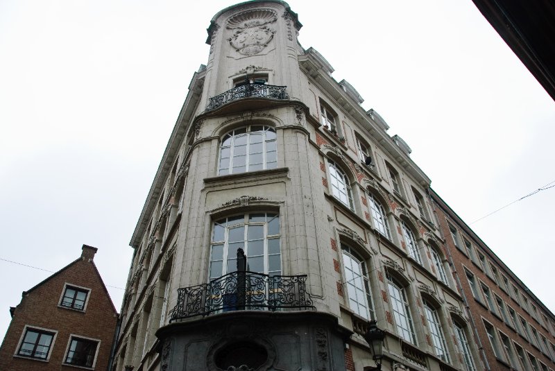 Brussels021310-0943.jpg - Building at the corner of Rue de L'Etuve / Rue du Chene near Manneken Pis