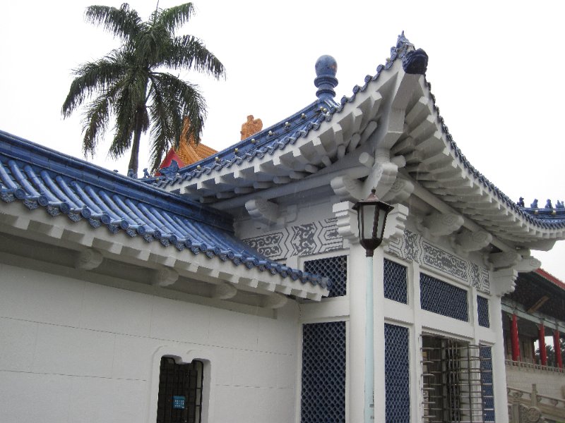 Taiwan060210-1013.jpg - Dajhong Gate on the North side of the Chiang Kai-Shek Memorial