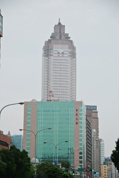 Taiwan060210-3107.jpg - Shin Kong Life Tower (skyscraper). Chong Sen Building (foreground)
