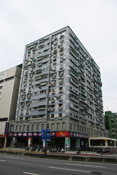 Taiwan060210-3114.jpg - Interesting building on Zhong Xiao East Road