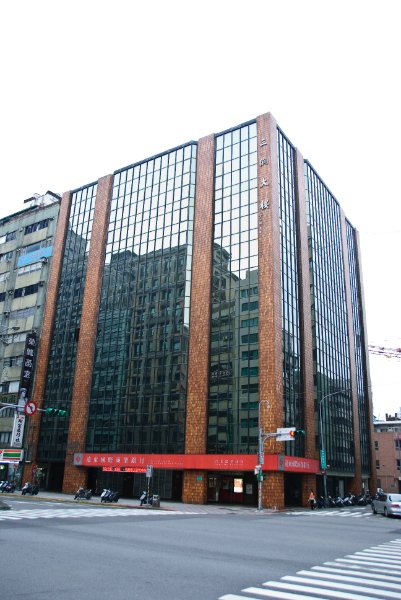 Taiwan060210-3124.jpg - Taipei Chung-Hsian Branch, Far Eastern International Bank Building