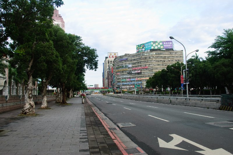 Taiwan060210-3152.jpg - Looking West along Zhong Xiao East Road