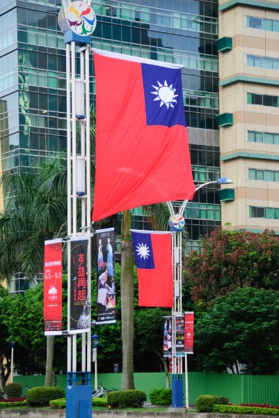 Taiwan060210-3164.jpg - Republic of China Flag on Zhong Shan South Road close to both the Control Yuan and the Legislative Yuan