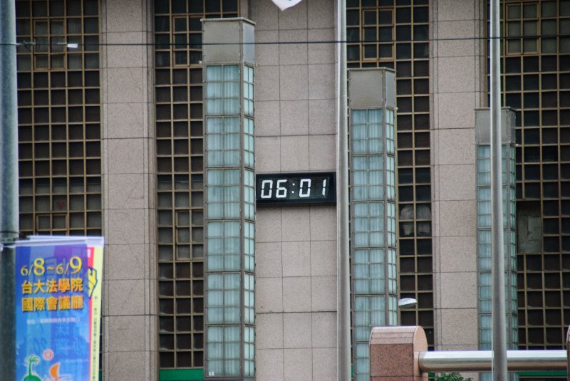 Taiwan060210-3189.jpg - Taipei Main Station Clock