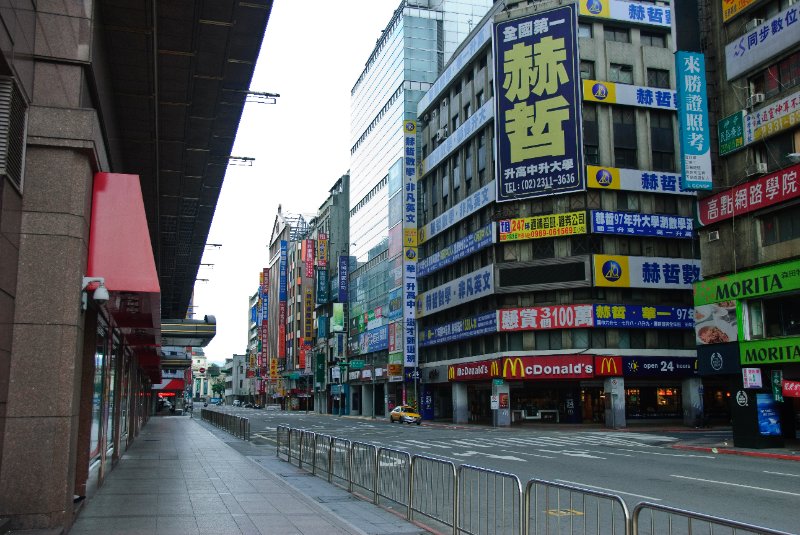 Taiwan060210-3209.jpg - Looking South on Quan Qian Rd, standing on Zhong Xiao Road