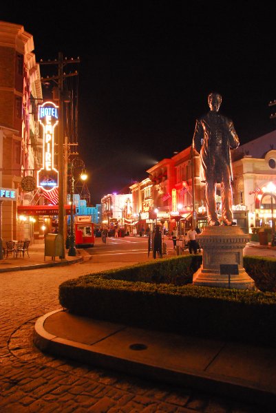 Orlando020110-0673nn.jpg - Lew Wasserman Statue, New York area of Universal Studios