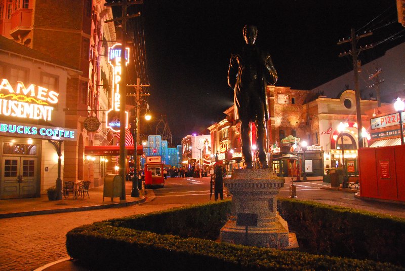 Orlando020110-0674nn.jpg - Lew Wasserman Statue, New York area of Universal Studios