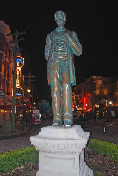 Orlando020110-0679nn.jpg - Lew Wasserman Statue, New York area of Universal Studios