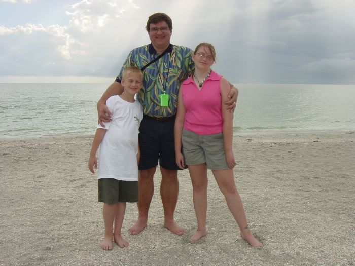 Daddie, Mike and Liz on beach