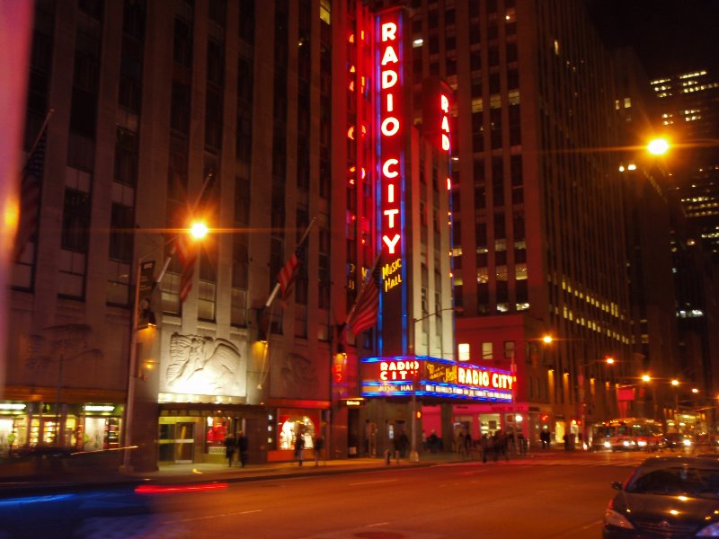 P2160196.JPG - Walking Down Ave of Americas - Radio City Music Hall