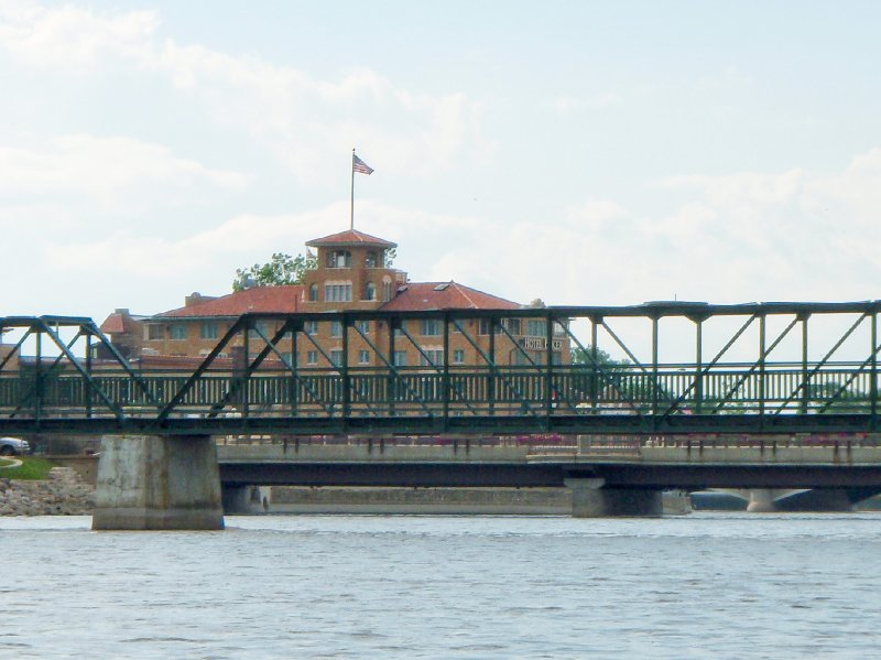 FoxRiverKayak070509-7050029.jpg - St Charles Footbridge, Illinois St Bridge, Hotel Baker