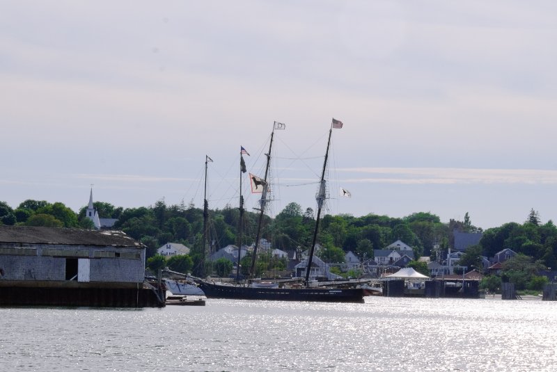 DSC_7829.jpg - Vineyard Haven Harbour. Driving South West on Beach Road, East Chop