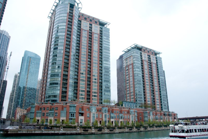 Chicago050109-6186.jpg - River View II, River View I, Chicago River (foreground), Parkview West (left)