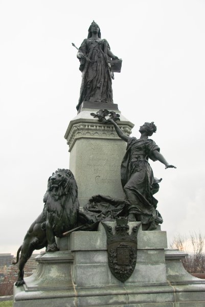 DSC_0282.jpg - Statue of Queen Victoria