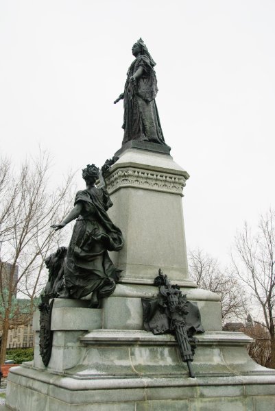 DSC_0285.jpg - Statue of Queen Victoria