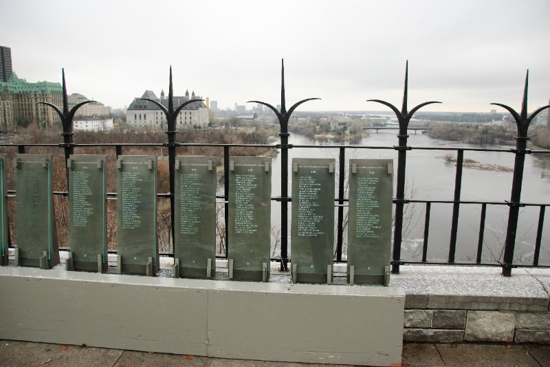 DSC_0290.jpg - Canadian Police Memorium. Ottawa River (background)