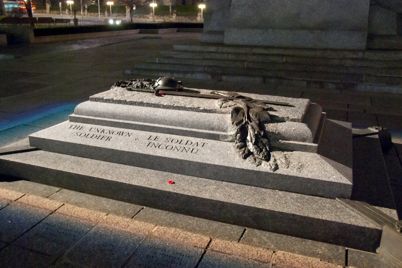 DSC_0232nn.jpg - The Tomb of the Unknown Soldier at the National War Memorial