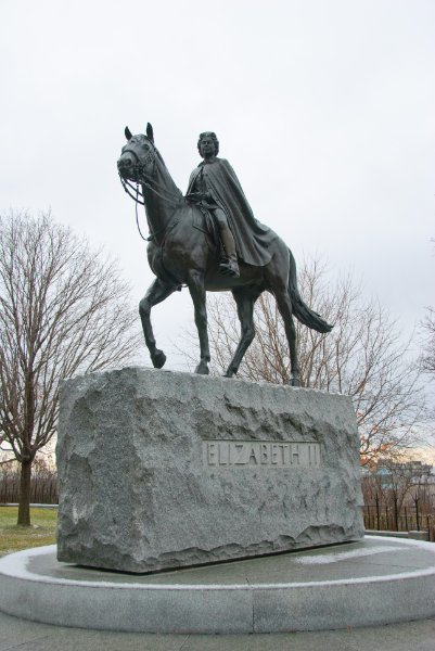 DSC_0314.jpg - Statue of Queen Elizabeth II