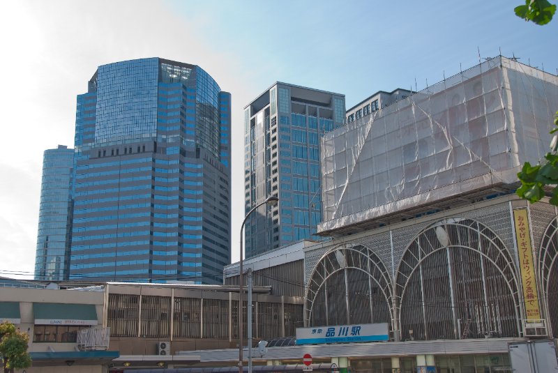 Tokyo051109-6480.jpg - Shinagawa Station, Shinagawa East One Tower (hexagonal, left)