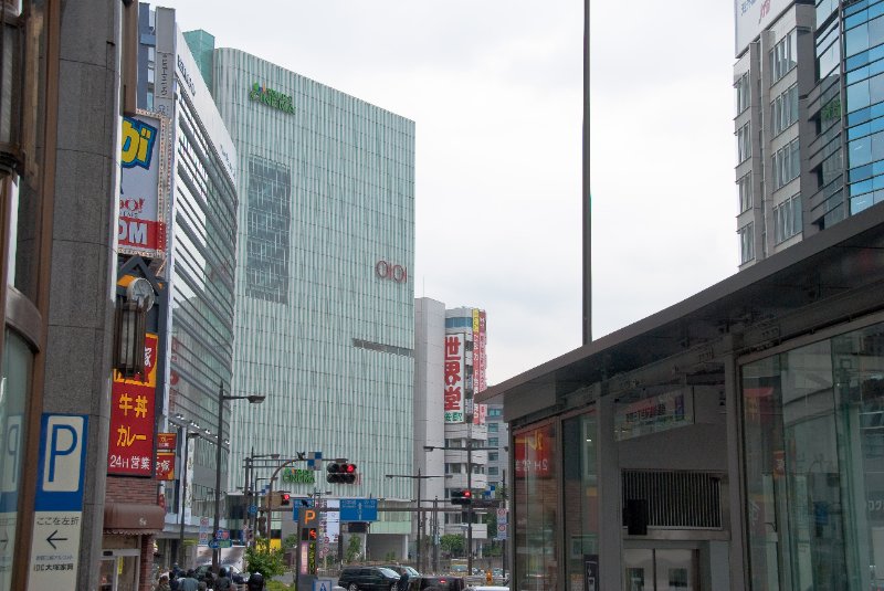 Tokyo051109-6567.jpg - Shinjuku, 0101 Department Store (background)