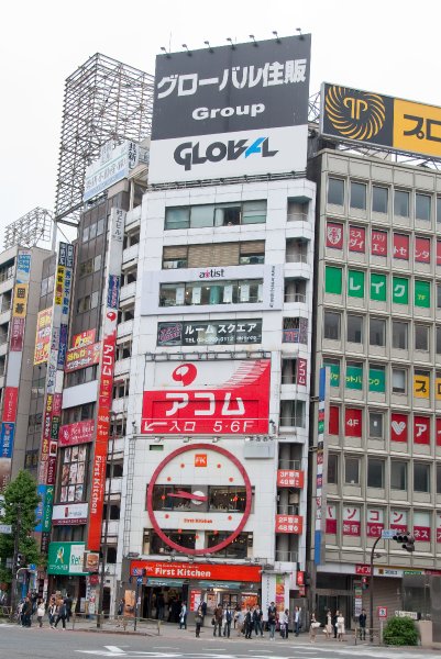 Tokyo051109-6579.jpg - First Kitchen Clock on Artist Building, www.artist-japan.jp