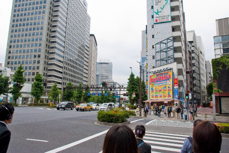 Tokyo051109-6583.jpg - Shinjuku - 9th Street intersection, Pfeizer building (left)