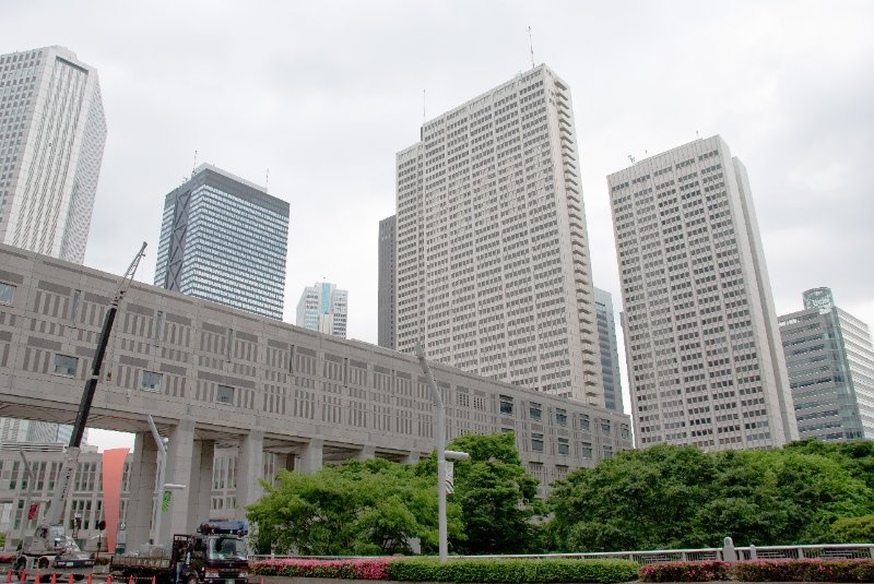 Tokyo051109-6611.jpg - Shinjuku Sumitomo Bldg (left edge), Shinjuku Mitsui Bldg (XXX-ing), Keio Plaza Hotel (center towers)