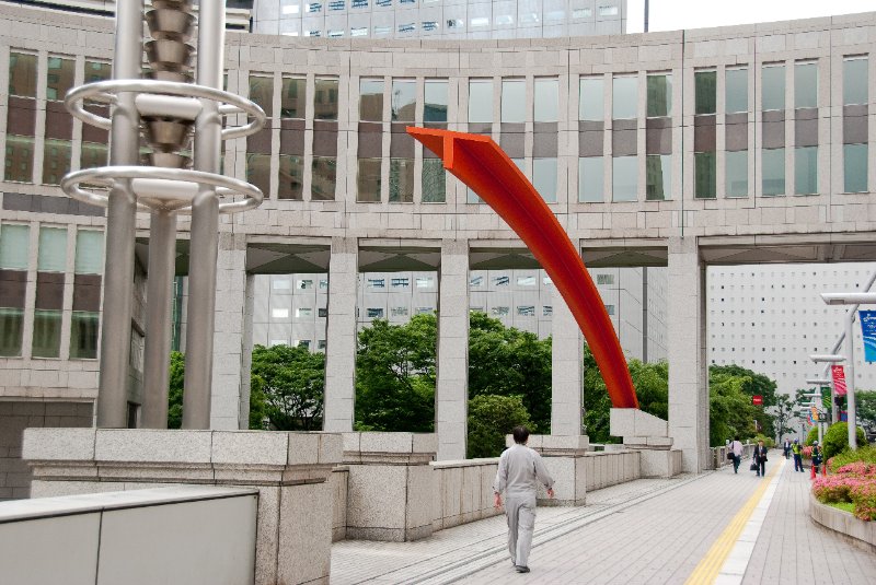 Tokyo051109-6634.jpg - Tokyo Metropolitan Assembly Bldg, Orange Steel Sculpture