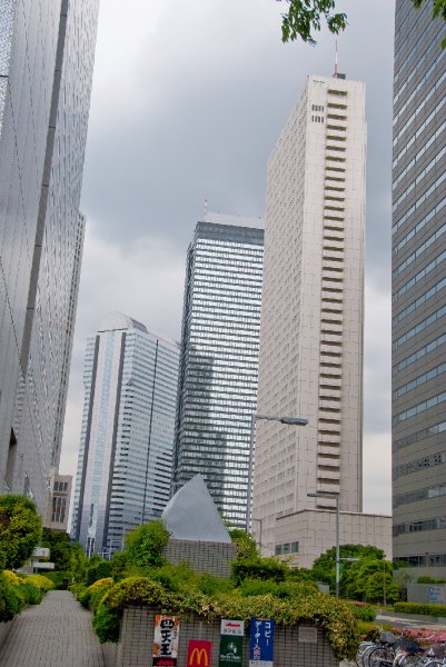 Tokyo051109-6643.jpg - Shinjuku I Land Tower (round top), Shinjuku Mitsui Bldg (adjacent right), Keio Plaza Hotel (beige center)