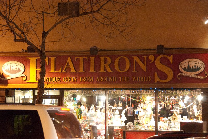 DSC_0386.jpg - "Flatiron's" shoppe on Front St across the street from the Flatiron Building