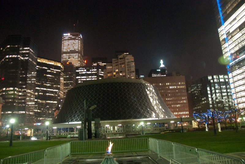 DSC_0455nn.jpg - Roy Thomson Hall, view from Metro Hall Park. RBC Dexia Building (right edge)