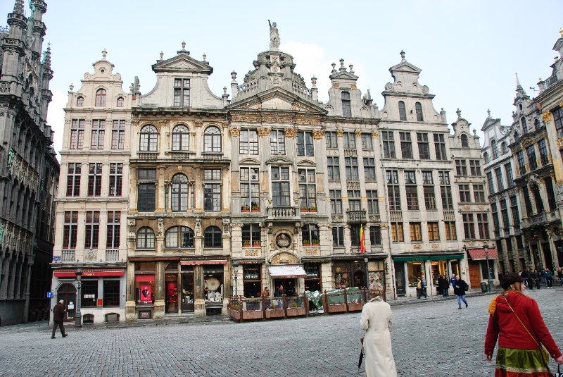 Brussels021510-1286.jpg - Le Cerf volant, Joseph et Anne (sous une seule façade), L'Ange, La Chaloupe d'or, Le Pigeon, Le Marchand d'or (Right to Left),  South East Corner of Grand Place. Maison du Roi (left edge)